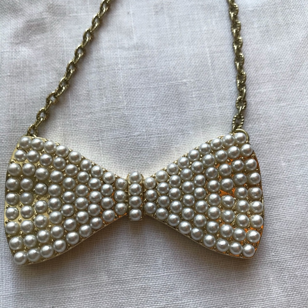 Pearl Bow tie necklace
